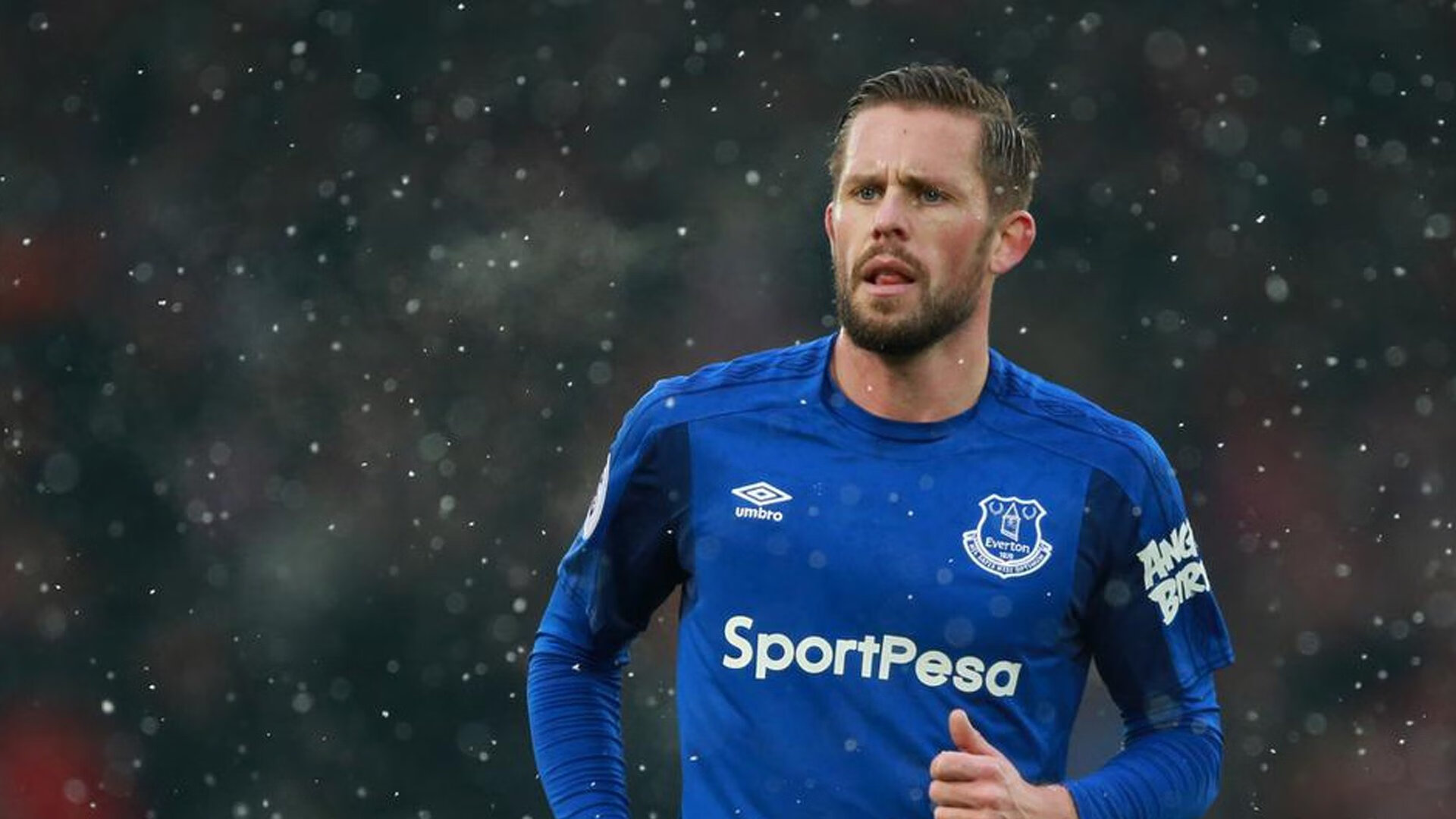 战斗不息：球场上的角逐激烈异常，酣畅淋漓，战斗不息的近义词